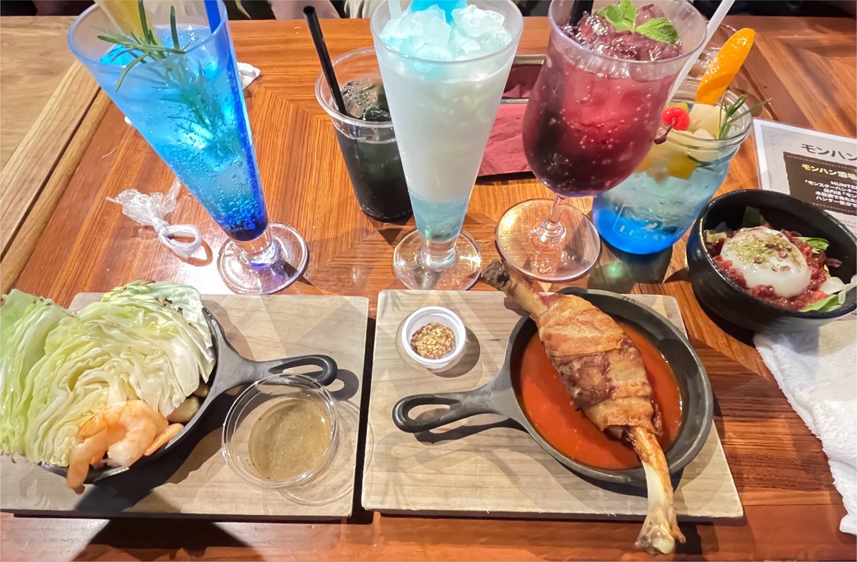 gosalika_vrc's tweet photo. モンハン酒場予約無しで行けたのアツすぎた https://t.co/OrvDjExRo1