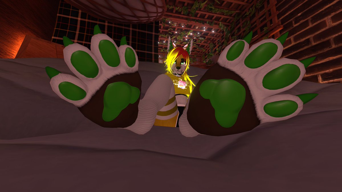 FepuVR's tweet photo. You seem a little distracted. See something you like? :3

#VRchat #furry https://t.co/nzC1yImMP6