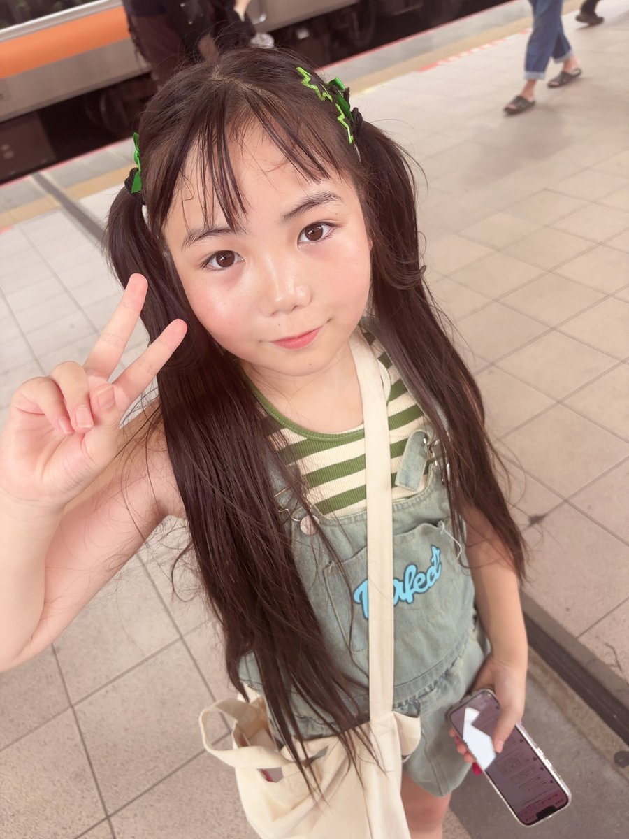 hicaru12345's tweet photo. 今日も、中学校で
音楽プログラミングの授業したよ♡

パソコン💻で
曲作るの楽しかったぁ☺️
その後、1人ずつ発表するの❣️

同じ学年のピアノ🎹の子と
お友達になったよ😆

#ひかるん https://t.co/tMYtUpEKwi