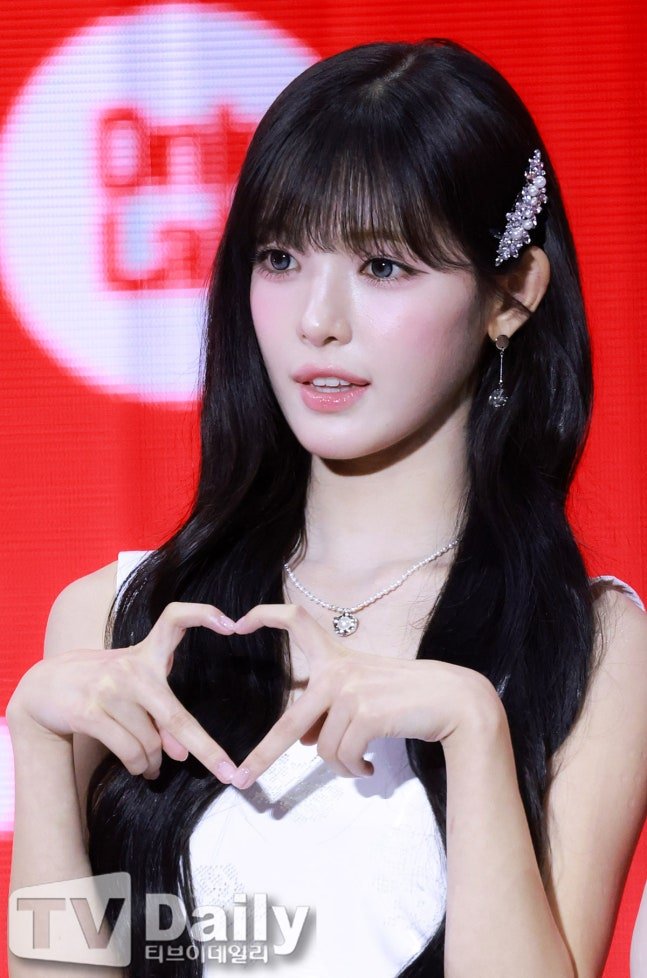 H2H_INA's tweet photo. 260725 KM Chart Awards (KMA) - #YUHA

#Hearts2Hearts #하츠투하츠 #H2H
@Hearts2Hearts https://t.co/iyhIXyEpgR
