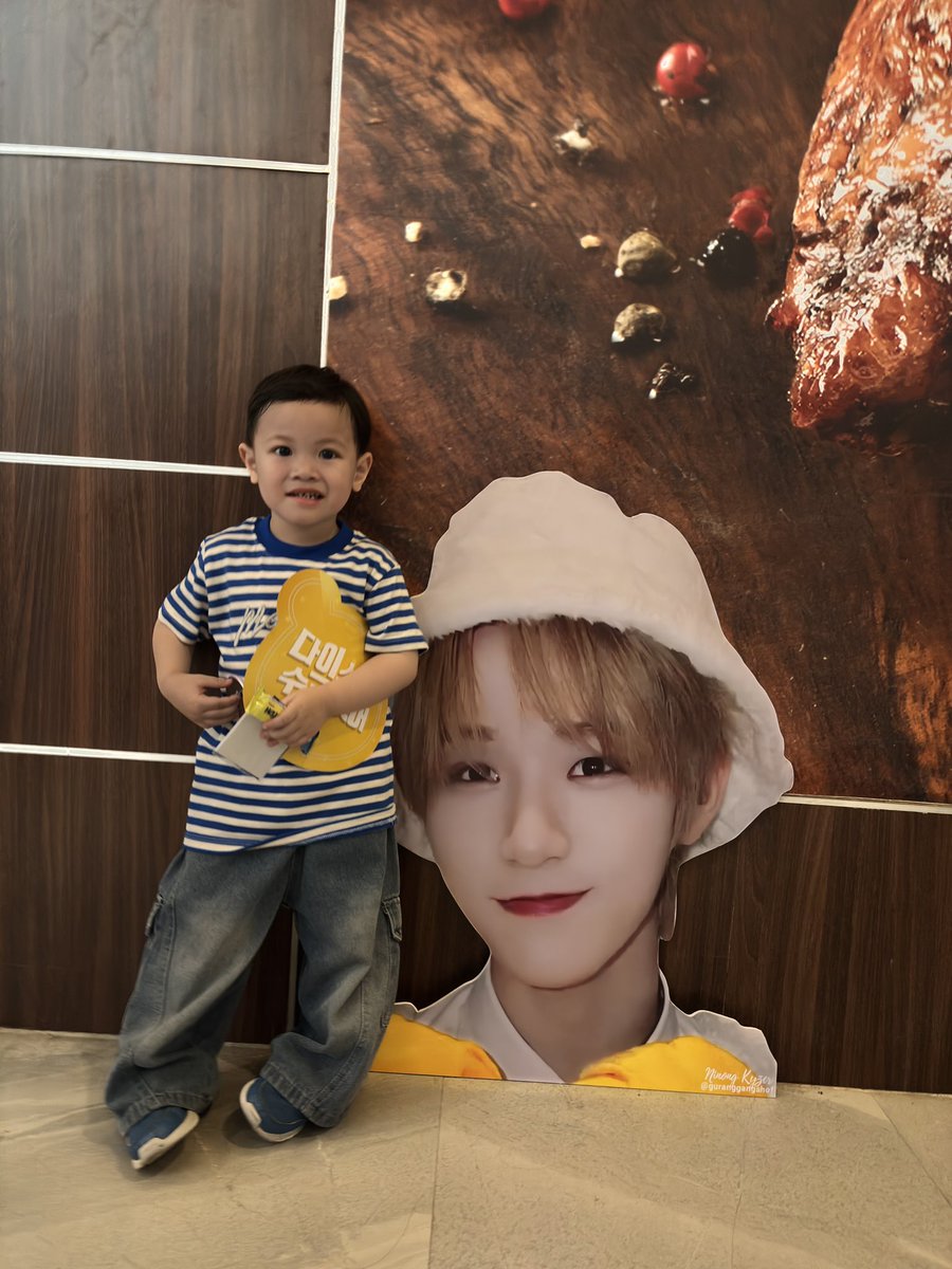 DaisukeversePH's tweet photo. Cuteness over cuteness! 💛🐻

Our Dai Head with one of our FOHAs' little ones! 🥹💛 So cute! 🤏🏼🤏🏼

P.S. We got the parent's permission to share this ☺️

#DAISUKE #다이스케 
#아홉  #AHOF 
#FOHAFanzone
#FOHAMeetsatMETLIVE https://t.co/yGU6rYz6wc