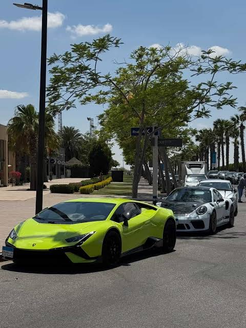 almanydnfutbol's tweet photo. 🗣️ Demba Ba: "Hoffenheim'da bir gün antrenmana Lamborghini ile gittim. Herkes bana şaşkın şaşkın bakıyordu.

Henüz 22 yaşındaydım. Aradan yarım saat geçmeden menajerimi arayıp, 'Neden bu arabayla geliyor? Biz burada böyle şeylere alışık değiliz.' dediler.

Ertesi gün yine Lamborghini ile geldim. Çünkü benim için o araba kim olduğumu tanımlamıyordu.

Bir hafta, hatta bir ay boyunca sürekli Lamborghini ile geldim. Bir süre sonra...

Diğer oyuncular da Lamborghini'leriyle gelmeye başladı. Ve biz yine aynı performansla oynamaya devam ettik.

Bugün geriye dönüp baktığımda, aslında beni korumaya çalıştıklarını anlıyorum. 22 yaşında bir oyuncu ve Lamborghini...

Üstelik o arabayı alacak maddi gücüm bile yoktu. Kredi çekerek almıştım. Ama bu, bendim."