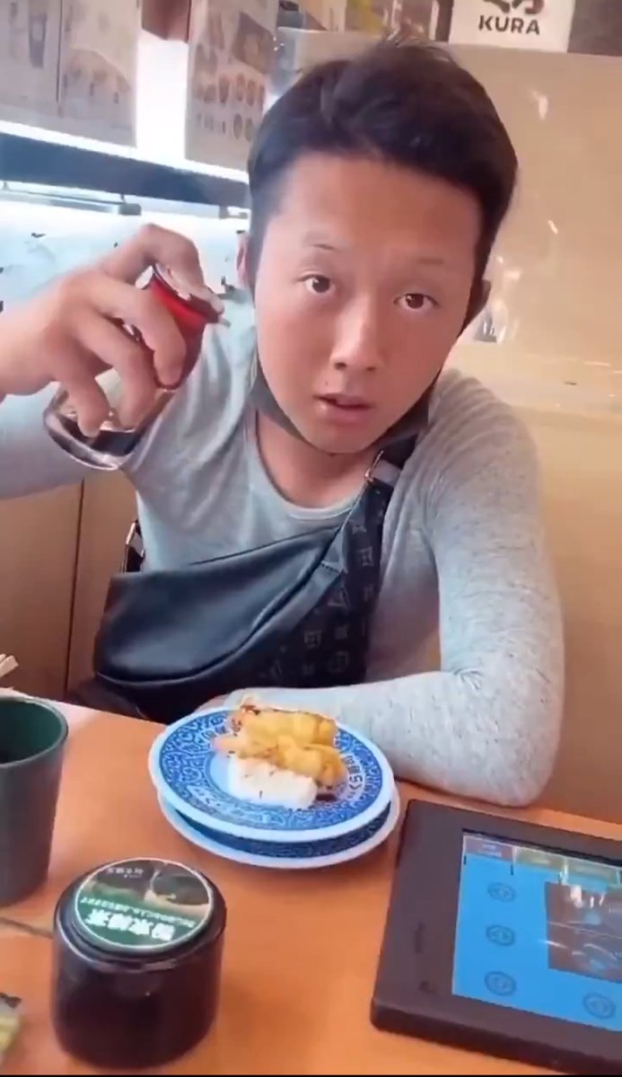 eisuke_himuro's tweet photo. 【悲報】またくら寿司で醤油差しに
口をつける「寿司テロ」が発生。

ドヤ顔で撮ってSNSに上げてる時点で
【罪悪感が全くなし】

寿司テロは散々叩かれて、有罪判決も
受けている人物(※添付映像右側)が
いるにも拘らず【まだこういうバカが
湧いて来るのか…🤦‍♂️】
#くら寿司
#醤油直飲み
#迷惑行為
#寿司テロ