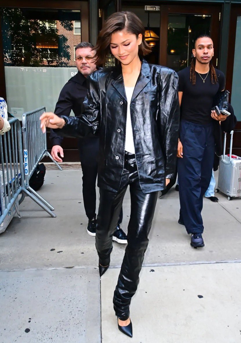 k13457891's tweet photo. Zendaya 🔥🔥 Leather on leather perfection😍😍

#Leather #latex #celebs #Zendaya https://t.co/ObFAUBuEje