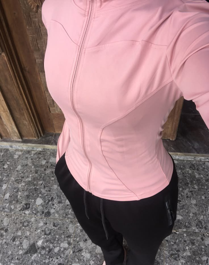 alanaskiey's tweet photo. sekarang aku ngerti knp orang yg suka olahraga sering pakai jaket model begini, karena pas olahraga outdoor, kadang yg bikin ga nyaman tuh bukan olahraganya..

tp angin, panas, &amp; outfit yg bikin gerak jadi ribet, makanya jaket olahraga yg ringan &amp; nyaman tuh ternyata kepake bgt https://t.co/DpoTR3uHue