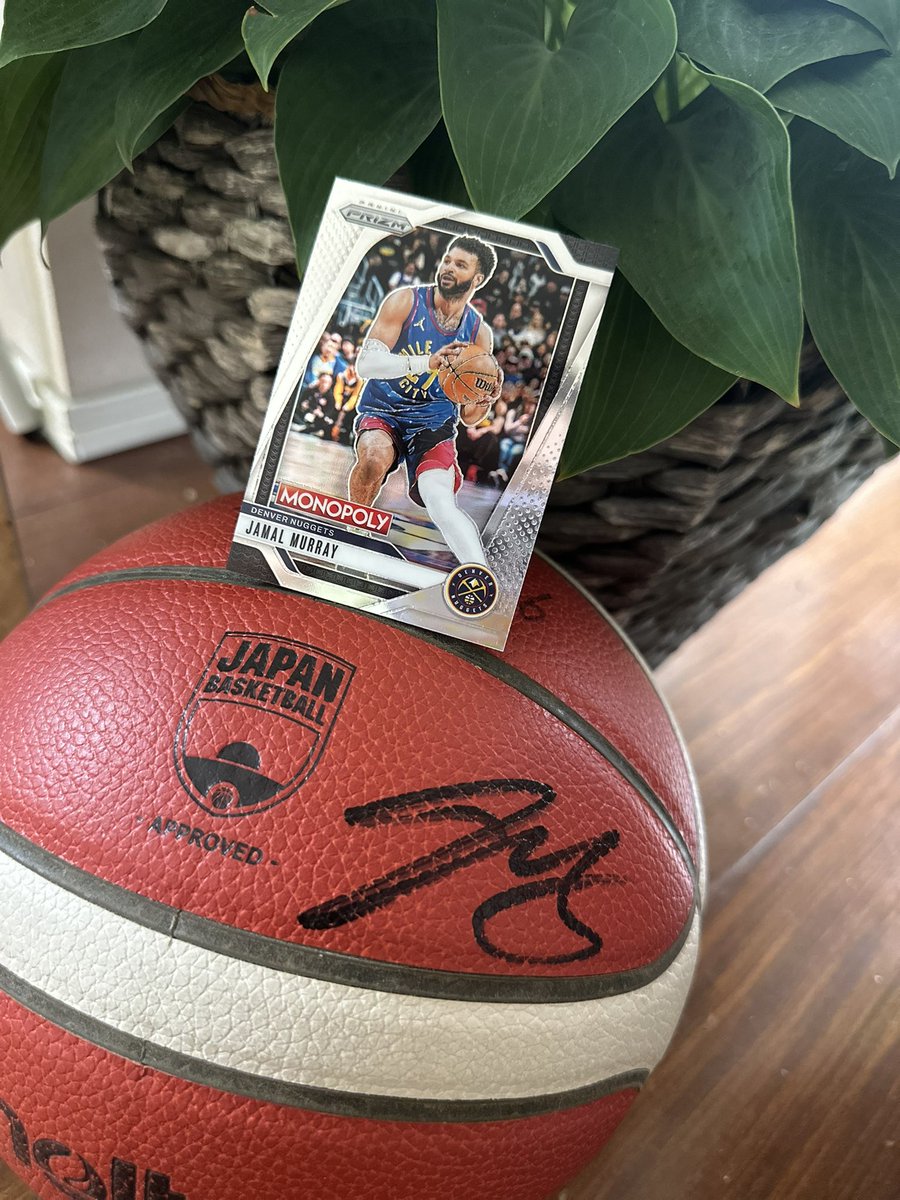 halekulala88's tweet photo. NBAスーパースターのジャマール・マレーに会いにきたら神ファンサいただけた息子たち！
イベント開始の２時間以上前に突然ご本人現れて練習風景も見れました☺️
今サインボールを握りしめて息子は、絶対NBA選手になって、マレーにまた会うと夢を大きく描いてます！本当にありがとう！！ https://t.co/kFomF2JsmW