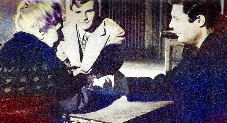 CineStranger's tweet photo. JOURNAL INTIME 
plus de photos sur https://t.co/IrEvhXt0LJ 
Cronaca familiare
1962
réalisé par Valerio Zurlini
avec Marcello Mastroianni , Jacques Perrin , Sylvie , Salvo Randone, Marcella Valeri , Valeria Ciangottini ,
https://t.co/cKzPSUGnEw
En Italie, Enrico (Marcello Mastroianni ) est un journaliste. Son frère Ferruccio  est décédé et Enrico se souvient de son enfance. Décès de maladie malgré qu' Enrico ait envoyé son frère en clinique à Florence.
Après le décès, Enrico a des remords , il pense même avoir haï son frère.
Leurs parents sont morts alors qu'ils étaient jeunes, Ferruccio était bébé  et les 2 frères ont été séparés.  La grand-mère s'occupait d 'Enrico avec une vie faite de misère tandis que Ferruccio  était adopté par un riche baron anglais.
Au début la grand-mère amenait Enrico voir son petit frère mais un jour le baron leur dit de moins venir plus plus du tout pour le bien-être de son fils adoptif.
Ils se retrouveront en âge adulte et Ferruccio admirait Enrico qui était devenu journaliste. Et on apprend que Ferruccio n'était pas heureux auprès du baron... Maintenant la grand-mère est dans un asile et se sent seule et abandonnée. Ils vont se retrouver tous les trois. Ferruccio va être amoureux mais la jeune femme partira vers un autre  car la maladie était déjà là et il n'était plus un homme vigoureux....