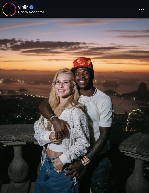 Napotuiter's tweet photo. Estos negros millonarios siempre se COMPRAN o ALQUILAN una woman blanca. Nunca una negra. 

Y yo soy el facha racista. 😂 https://t.co/WjKloJSBip