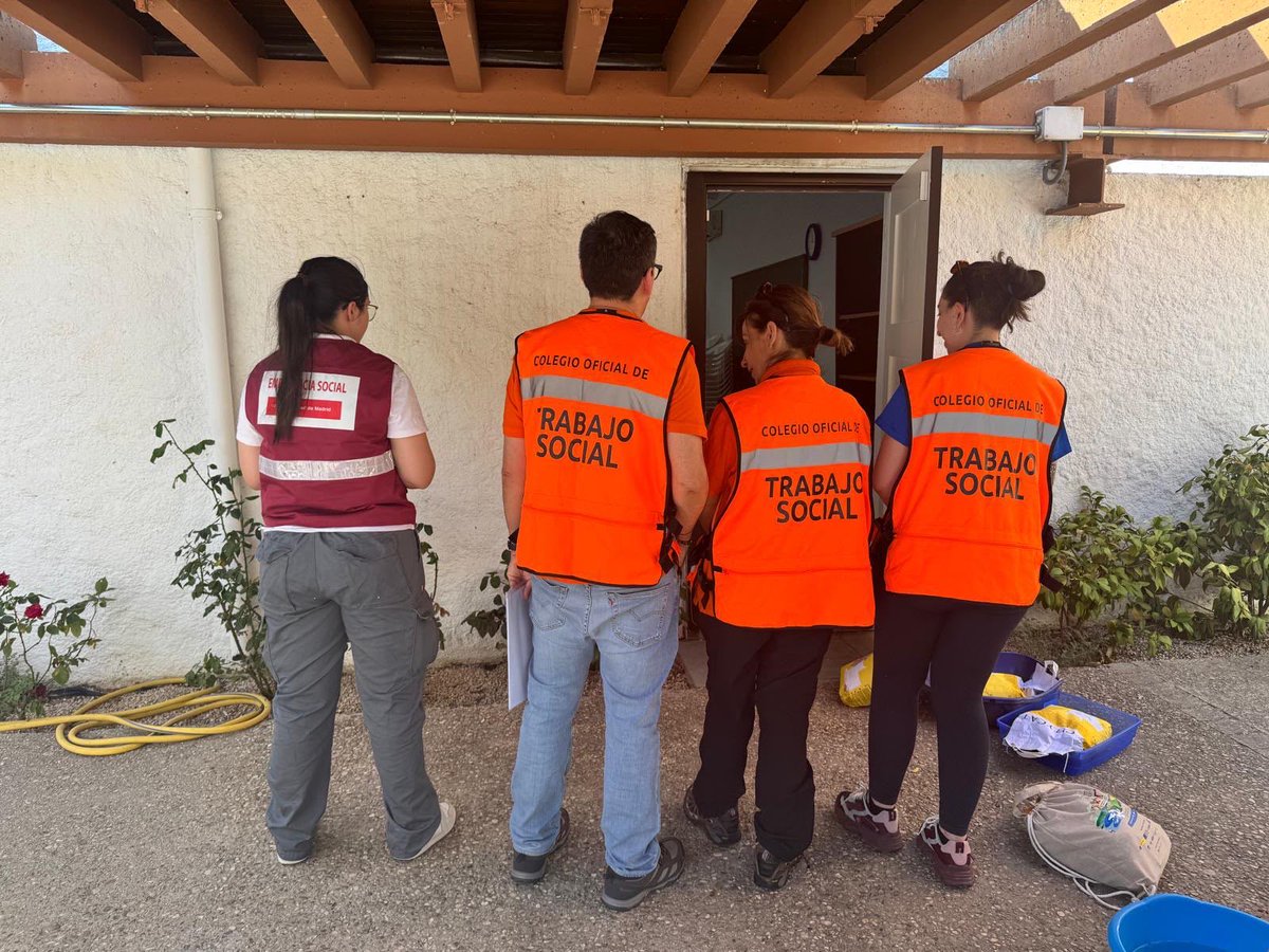 ColegioTSMadrid's tweet photo. 👉🏼#Emergencia

El Cuerpo de Trabajadoras Sociales Voluntarias de #Madrid, presentes en el operativo activado para atender la grave emergencia que está teniendo lugar en el norte de la @ComunidadMadrid 🚨

#CTSV #TrabajoSocial https://t.co/h7mRa8ycjO