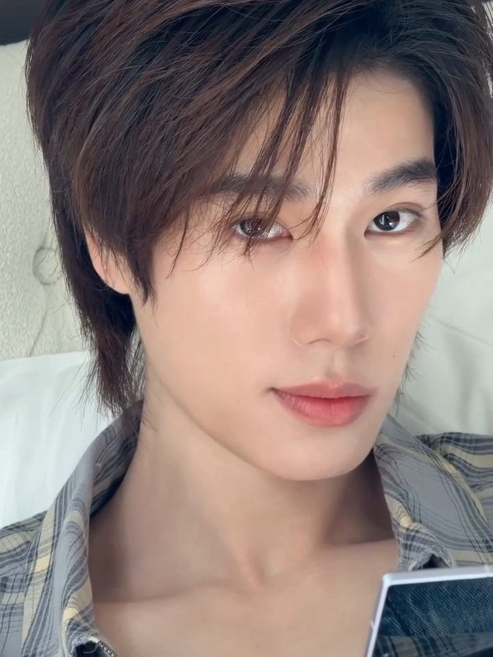 tangsakyuein's tweet photo. bisa gak sih p'tong pegang phuwin terus aja huhuhu soalnya make up stylenya tuh bener-bener cocok banget buat phuwin perfect cantik centil kinyis-kinyis https://t.co/hzo6GGdwzk
