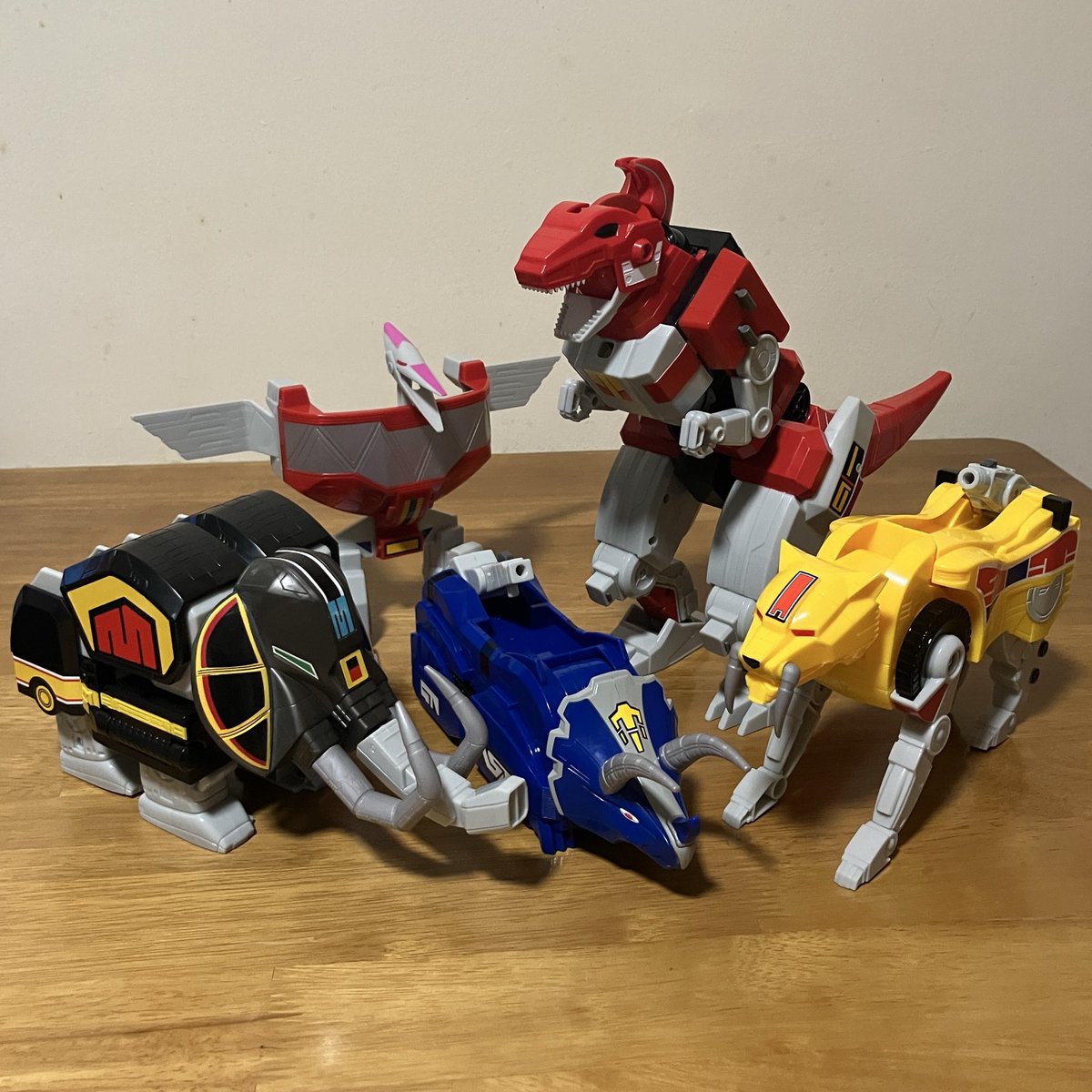 Kuuusou83's tweet photo. Mighty Morphin Power Rangers: Re-Ignition
Combinable Dinozords

#恐竜戦隊 #獣戦車 #大獣神 #powerrangers #PlaymatesToys https://t.co/OAfubfUClg