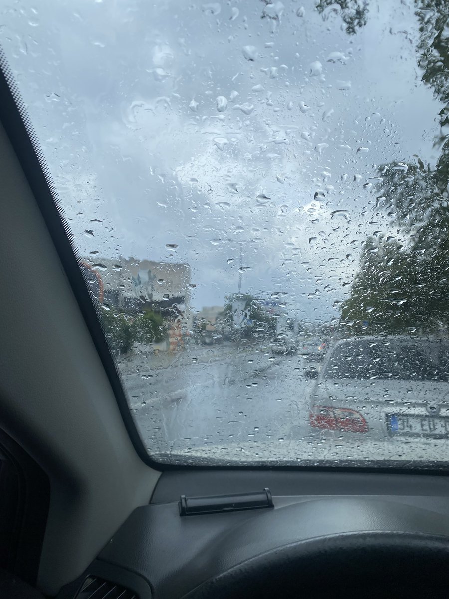 loonicera's tweet photo. İstanbulda enfes bir yağmur yağıyor, ne isteğimiz varsa Allahtan isteme vakti. https://t.co/XMwcsLiYvW