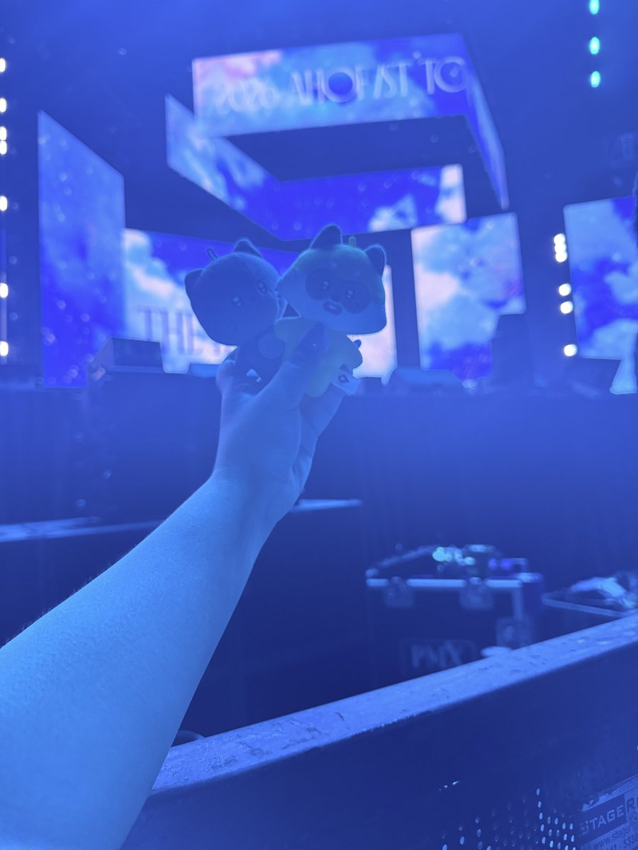 yenceqkr's tweet photo. barricade secured 😌 see you @AHOF_official https://t.co/4Jz5ICLaqz