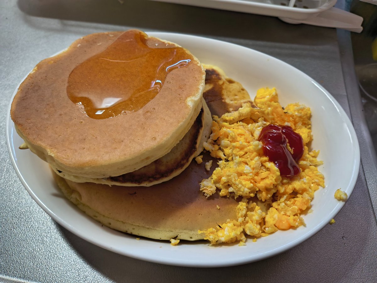 Aru_ru02's tweet photo. アメリカンな朝食 https://t.co/j2xYJKOaIH