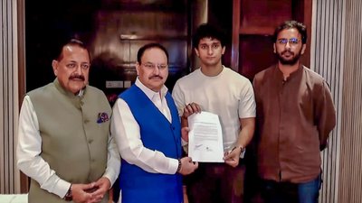 UnreservedMERIT's tweet photo. कुछ तो शर्म कर लो भड़वो - एक ब्राह्मण बच्चे को अब use कर रहे हो वो भी अपनी गेंद बचाने के लिए 

Agar  Protest galat thi to Nadda ji indono Cockroaches se kyu mile ...??

Inki maange q maani ..??? 

Sonam WangchuK ka fast tudwane k liye pagal q hue ..?? https://t.co/JEIwTBwG80
