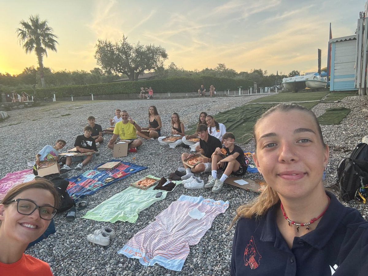 GardaKarateTeam's tweet photo. IL SUCCESSO È DI TUTTI! 💙🧡
Medals &amp; Pizza Party sul lago per chiudere una stagione indimenticabile! 🏅🍕
Dietro ogni vittoria c'è il lavoro di squadra, la fatica e il tifo di tutti.Grazie ragazzi, siete il nostro orgoglio! ❤️
Ready for the next season!
#gkt #agonisti https://t.co/rvYEEFTbR3
