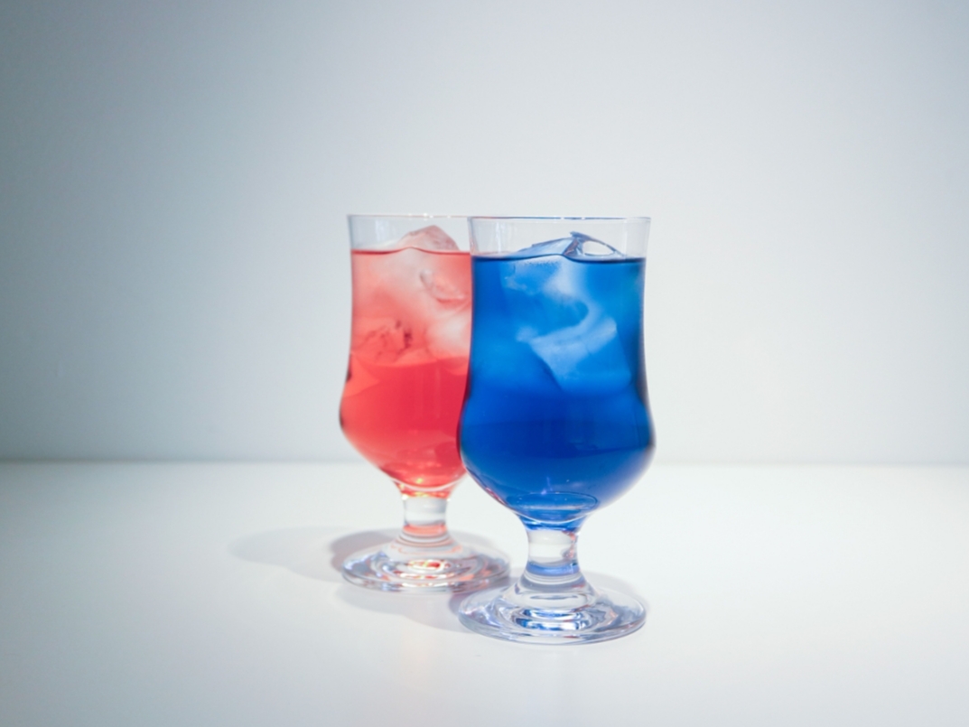 UsaginonedokoPR's tweet photo. 【カフェ】

ウサギノネドコカフェにて大変ご好評いただいております「青のスペシャルプレート」のご紹介です。

カフェの人気メニュー「ラピスラズリのオペラ」、「青の水晶パフェ」、スペシャルプレートのみでお楽しみいただける「カバンサイトのレモンケーキ」、バニラアイスがセットになった、
ひと皿でさまざまなお味をちょっとずつお楽しみいただける青づくしのプレートセットです。

お皿の周りには夏らしい涼しげなゼリーを飾り付けしております。
こちらもブラックライトで光りますのでぜひ照らしてみてください。

青のソーダや青・赤２種類のコールドハーブティなど冷たいドリンクもご用意しております。

暑い日が続きますが、ぜひウサギノネドコカフェにて夏のスイーツ・ドリンクをお楽しみください。

皆様のお越しをお待ちしております。

◇お席のご予約も承っております（営業中のお電話または食べログにて前日18時まで）
お盆期間のご予約にもぜひご利用ください。

#鉱物スイーツ
#ウサギノネドコカフェ
#ウサギノネドコ
#青のスペシャルプレート
#青のソー