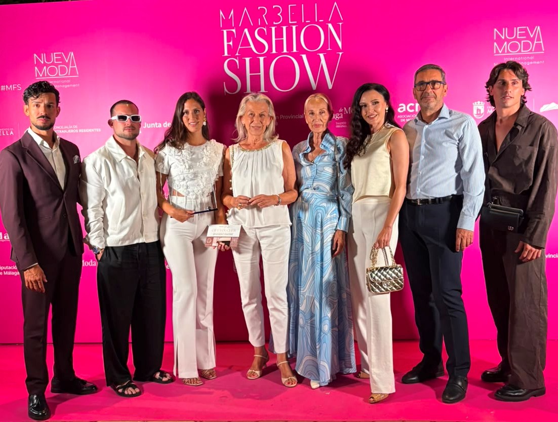 diputacionMLG's tweet photo. 🪡Laura Ortiz gana el concurso de nuevos talentos ‘El Futuro del Diseño: Málaga de Moda 2026’ dentro del Marbella Fashion Show. 

La vicepresidenta @KikaCaracuel incide en el apoyo que la Diputación de Málaga presta al sector a través de la marca promocional @MalagaDeModa. 

🔗 https://t.co/EVGTrZMWE2