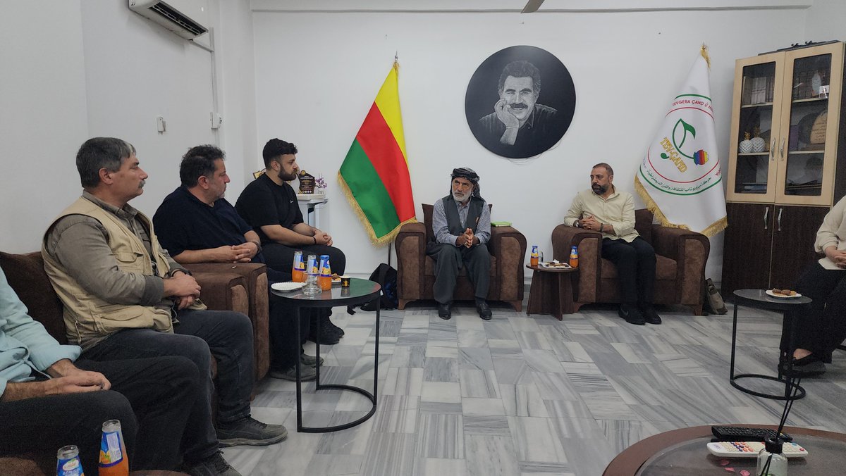 zanadniz's tweet photo. Sanatçı Hozan Cömert ve Berbang TevÇand'ı ziyaret ederek sanatçılarla bir araya geldi. https://t.co/97DHI1Fvbe