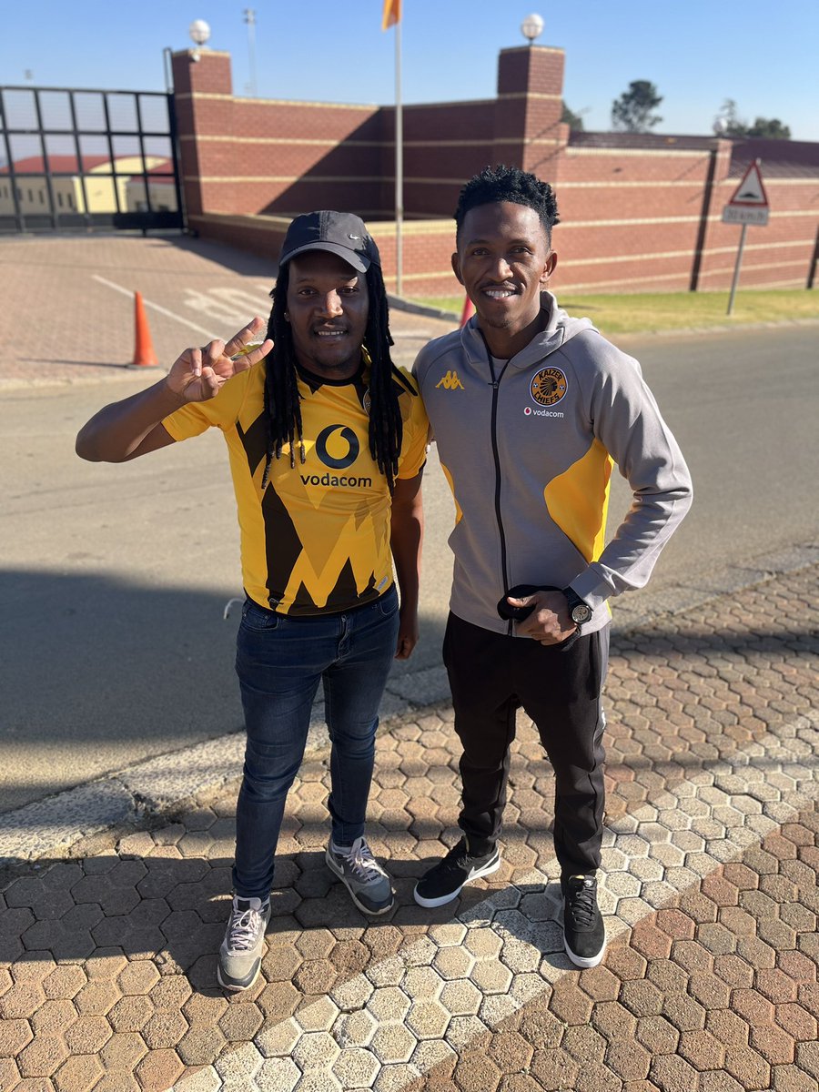 MWTlali's tweet photo. lol  I like whatever stuff they teach our guys ko Village 

Adolf Mtasingwa came out from the bus to greet us - Someone must’ve asked him to do and the excitement on his face 😂 https://t.co/bdfjfYMBJV