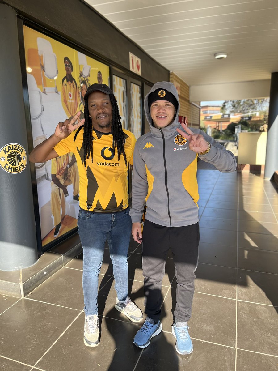 MWTlali's tweet photo. lol  I like whatever stuff they teach our guys ko Village 

Adolf Mtasingwa came out from the bus to greet us - Someone must’ve asked him to do and the excitement on his face 😂 https://t.co/bdfjfYMBJV