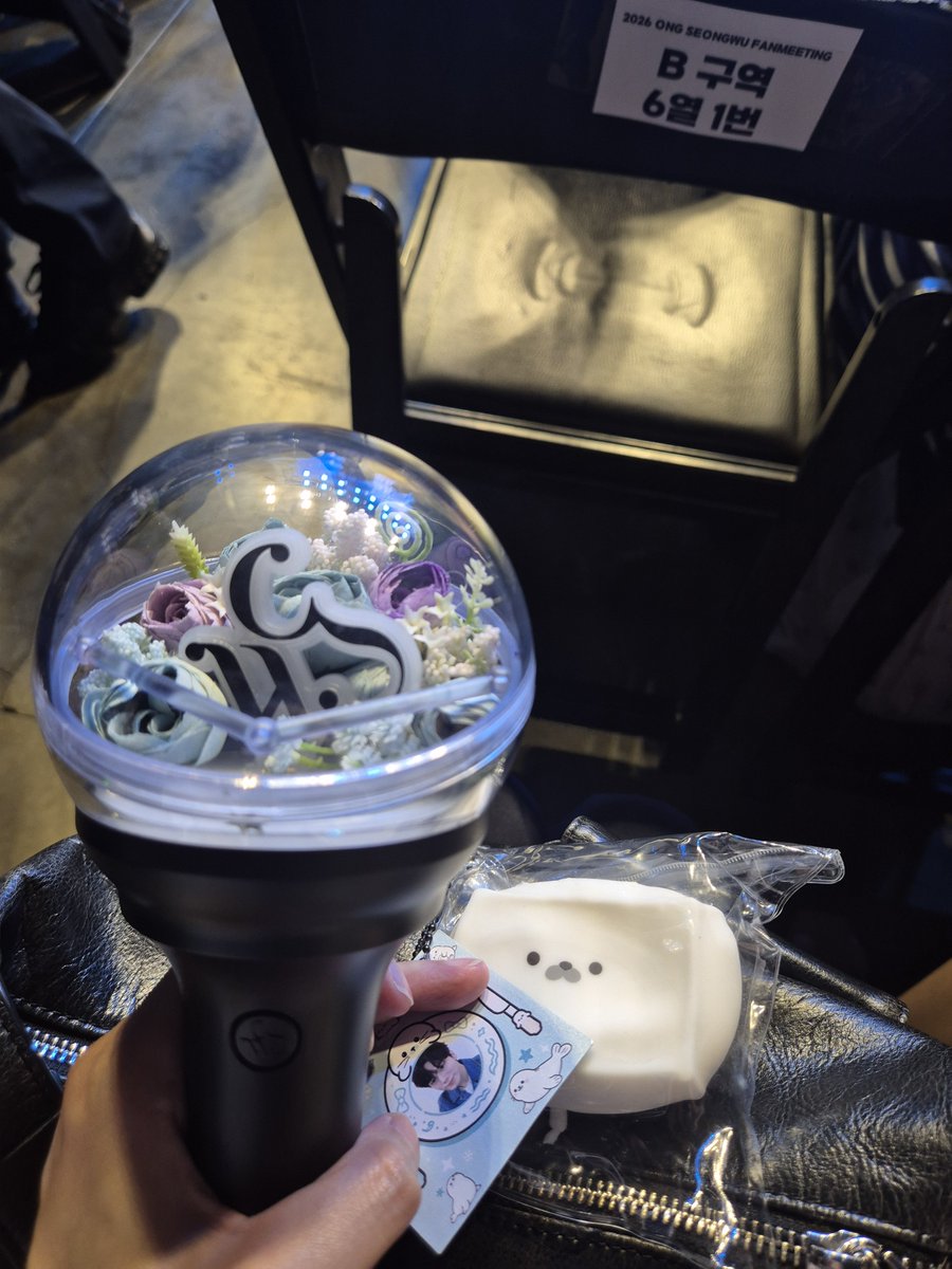 Dear_ong825's tweet photo. 진짜 올만에 다녀온 떵우 팬미팅 진짜 울 옹이 여전히 잘생겼고 더 귀엽다ㅠㅠ 옆자리 위로분께 말랑이도 선물 받고 엠디도 구매하고 ㅜㅜ 옛날 생각도 나구 보옹도 옛날 그대로 찾아와서 흔들고 넘 행복해써🫶 https://t.co/JIpBN6hISR