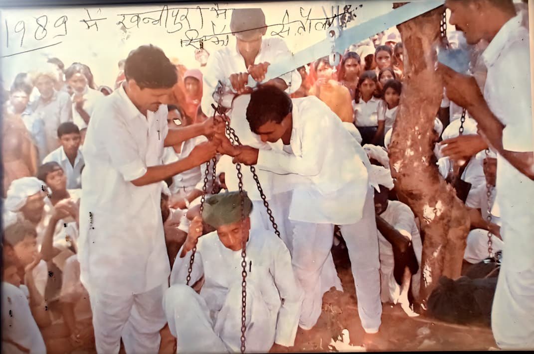 mansamirdha's tweet photo. कुछ तस्वीरें सिर्फ यादें नहीं होतीं, वे एक पूरे दौर की मोहब्बत, सम्मान और रिश्तों की कहानी कहती हैं...!!

महेश्वास कलाँ, ब्लॉक जालसू, विधानसभा आमेर निवासी वर्तमान सरपंच श्री रामजी लाल यादव जी द्वारा साझा की गई ये तस्वीरें स्वर्गीय दादाजी के प्रति लोगों के स्नेह और सम्मान की अनमोल झलक हैं। इनके पिताजी चौधरी राम कुमार जी यादव आमेर पंचायत समिति के प्रथम निर्वाचित प्रधान थे।

वर्ष 1989 के विधानसभा चुनाव के दौरान सरपंच जी और उनके परिवार ने 'बाबा' को अपने घर और गांव में आमंत्रित कर उनका आत्मीय स्वागत किया था। उस अवसर पर ग्रामीणों ने आपसी सहयोग और प्रेम से 'बाबा' को ₹12,500 के सिक्कों से तौलकर अपना सम्मान प्रकट किया था।

यह सम्मान किसी पद या राजनीति का नहीं, बल्कि जनता और जनसेवक के बीच बने विश्वास, अपनेपन और आत्मीय रिश्ते का प्रतीक था और ये पुरानी तस्वीरें उस दौर की सादगी, लोगों का जुड़ाव और बुजुर्गों के प्रति सम्मान की परंपरा की अनमोल स्मृति हैं।

इन अनमोल स्मृतियों को साझा करने के लिए श्री राम जी लाल यादव जी का हृदय से आभार। 🙏🏻