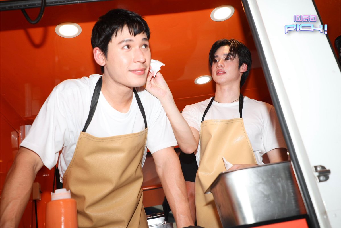 69snowfall's tweet photo. ~♡ 🥰 สิ่งเล็กๆที่เรียกว่า "รัก" 🐶🐰

เพิลเป็นคนที่เหงื่อออกง่าย ใน Food truck คงจะอบอ้าว 🥵 เพิลเหงื่อชุ่ม น้องพีคเอ็นดู partner ตัวเองที่สุด มองแล้วคือสิ่งนั้นมาก 🤭 

❤️ "พพปฟก พรพ รพม" ❤️ มรคหต

#เผลอpick #เพิร์ลพีค #PearlPeak https://t.co/WnFl33NBdt