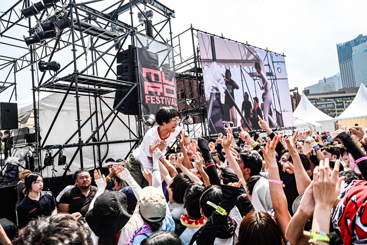 wtnb_sng_215's tweet photo. 袖で見てたらすごい形相で呼ばれたから急いで行ったら、「シンゴ今からダイブします」って言い出して、とりあえずダイブして、ステージ戻ったら「シンゴ、ダイブします」って言われて、もう何…ってなりながらもう一回ダイブしてステージ戻ったらマイク渡されて薬草。去年のお返しだって！📷@k_akn35 https://t.co/o59qNwjVan