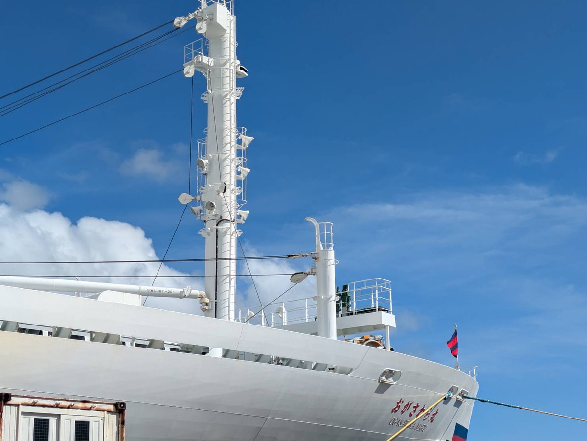 vlg_ogasawara's tweet photo. おがさわら丸は折り返し運航で竹芝に向けて出港しました🚢
夏休みということもあり、船客待合所はいつも以上に賑わっていました🥰

本土では酷暑日となった地点もあるようです🥵
小笠原とは違う暑さかと思いますので、帰られた後も体調にはお気をつけください⚠️
またのご来島をお待ちしております🏝️ https://t.co/VQs1NbRUcd