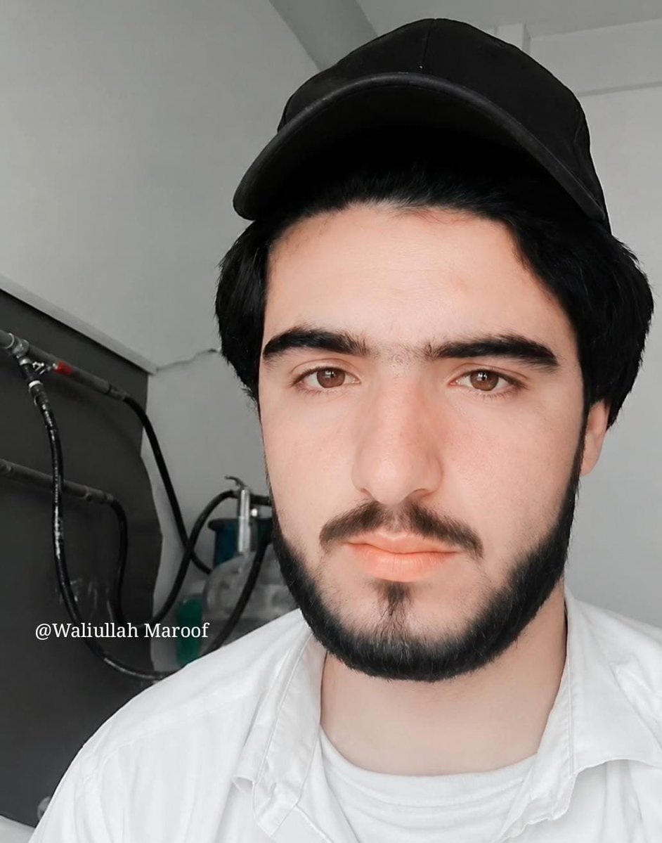 10waliullah's tweet photo. کیا کوئی ہے جو اس معذور باپ کو اس کے بیٹے سے ملا دے؟
یہ نوجوان سمیع اللہ ہے، والد کا نام عبدالعزیز ہے، اور اس کا تعلق ژوب شیرانی سے ہے۔
تقریباً پانچ سال پہلے سمیع اللہ روزگار کی تلاش میں کراچی آیا تھا، جہاں وہ ایک ہوٹل پر کام کرتا تھا۔ والدہ کے انتقال کے بعد گھر میں صرف اس کے معذور والد اور معذور بھائی تھے، جن کی ذمہ داری بھی اسی کے کندھوں پر تھی۔ ذہنی پریشانیوں کے باعث نجانے اس کے ساتھ کیا پیش آیا کہ اس کا اپنے گھر والوں سے رابطہ مکمل طور پر منقطع ہوگیا۔
آج پانچ سال گزر چکے ہیں۔ اس کا معذور والد بسترِ علالت پر ہے اور ہر آنے جانے والے سے صرف ایک ہی بات کہتا ہے:

"مرنے سے پہلے ایک بار میرے سمیع اللہ کو میرے سامنے لے آؤ۔"

اگر آپ سمیع اللہ کو جانتے ہیں، کہیں دیکھا ہے، یا اس کے بارے میں کوئی بھی معلومات رکھتے ہیں تو براہِ کرم فوراً نیچے دیے گئے نمبر پر صرف واٹس ایپ کریں۔

 0316-2529829

25 July 2026

#WaliullahMaroof
