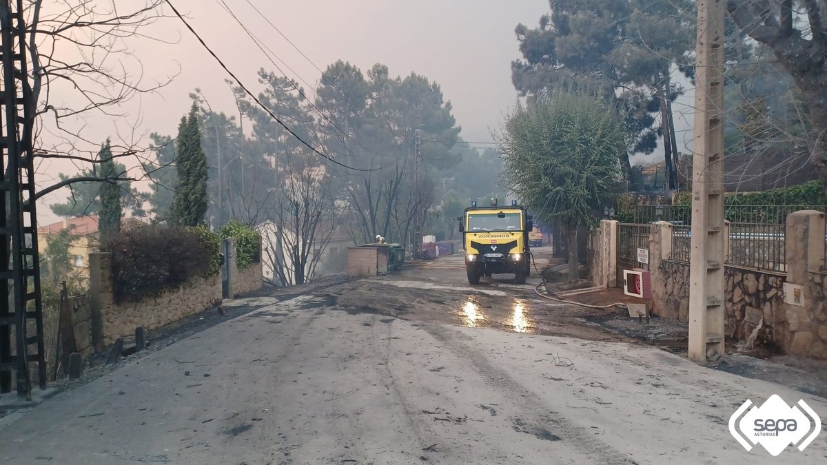 112Asturias's tweet photo. @BomberosAstur @mitecogob Los cinco efectivos de @BomberosAstur que ayer salieron hacia el #IIFFNavaluenga ya están trabajando con la @UMEgob en la defensa de viviendas en El Tiemblo, Ávila, en la urbanización La Atalaya. https://t.co/UMNnAVhyrS