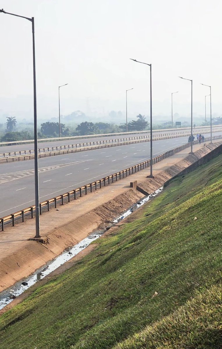 PatroUganda's tweet photo. The Expressway looks cleaner than usual after being cleaned on Day 1 of the National Cleaning Day. https://t.co/ypFpVDnJ82