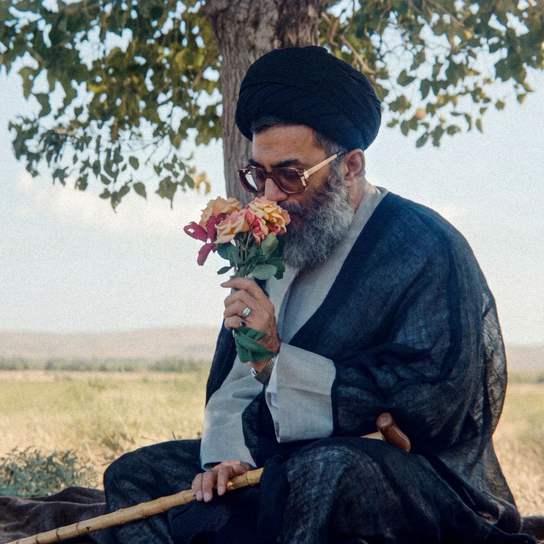 1_hedayat313's tweet photo. «فلم ينقطع وحي متى ما رأيتهم
بل الوحي في تلك العباءات ماثل»
پس چون آنان را بینی،
خواهی دانست که وحی هرگز از جهان رخت برنبسته
بلکه هنوز در پیچش همان عباها حضور دارد...
-تمیم البرغوثی
#لبیک_یا_خامنه_ای 
#حمايت_انقلابى https://t.co/j0aXtVPcbv