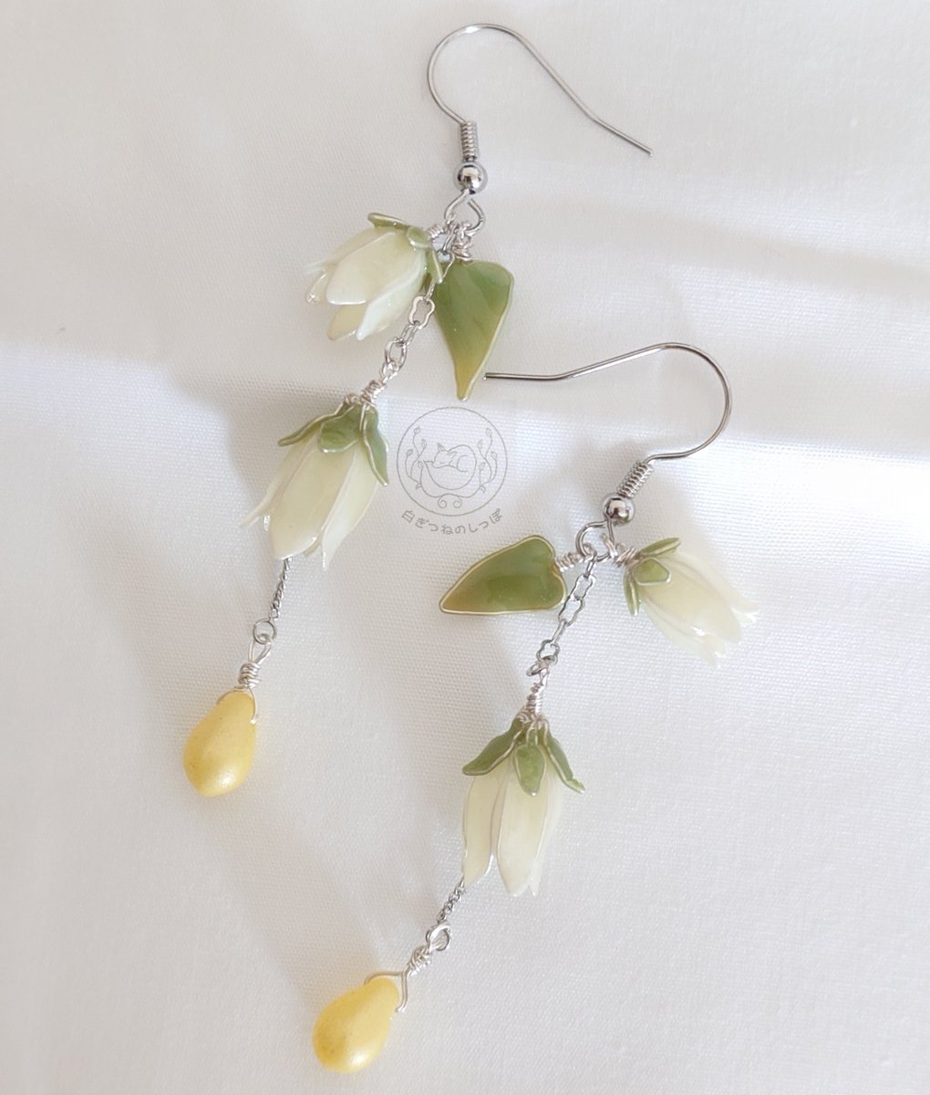siro_i_kitune's tweet photo. #夏の花だより 
#365DIYtheme

夏といえば…

この花もぜひ

ホタルブクロの名前の由来は、ホタルをこの花で捕まえて観賞したことからきています

爽やかな白い花の中でホタルの瞬きが点ることを思うと、夜風を感じる心地がします

#ハンドメイドアクセサリー
#しっぽの中の宝物
#白ぎつねの巣穴 https://t.co/fa4OYr8GMG