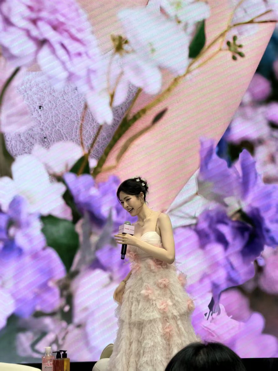 SeastrandBeth's tweet photo. Flawless styling matching a flawless beauty product!! 🌹
The effortlessly glowing Lingling leads the floral skincare trend with sweet this beautifully scented body wash

LINGLING X KUSTIE BRAND
#LinglingKwongXKustieBrand
#linglingkwong #หลิงหลิงคอง
@linglingsirilak https://t.co/E4GbT6VJhK
