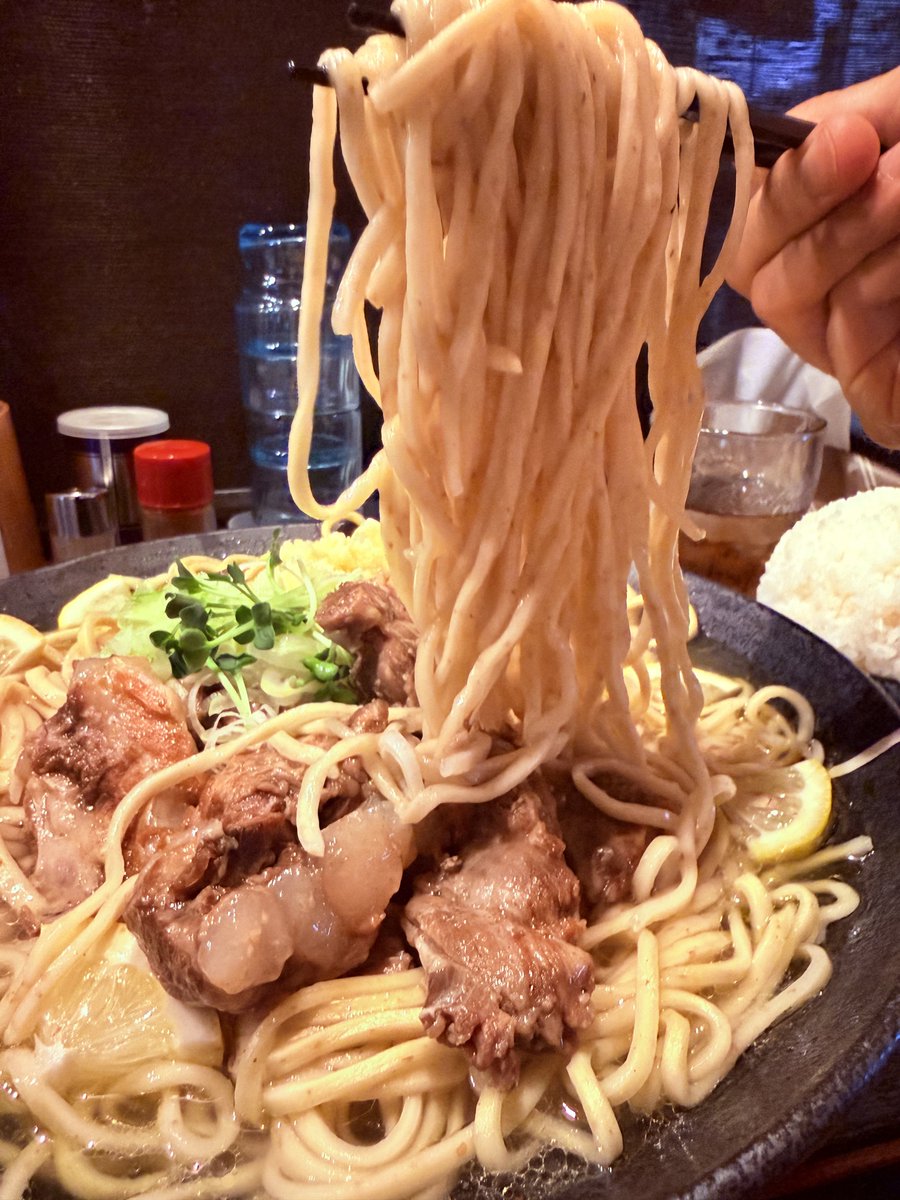 Tadaiwai's tweet photo. 2026.7.25
埼玉県川越市
【秋田ラーメンはま👹】

限定B
⚫︎潮チャーシュー麺（怪獣盛り）
（パイカ・セロリ・ニンニク）

豚バラ軟骨のパイカが麺の上にドーン🤣

これだけでも十分すごい！と思ったら…

いやいや、スープの中にもゴロゴロ、ドドドドーン‼️🤣

パイカ、パイカ、パイカ😍

ホロホロに煮込まれたパイカを、小ライス特盛の上にもドーンしたら、パイカ丼の完成！😆