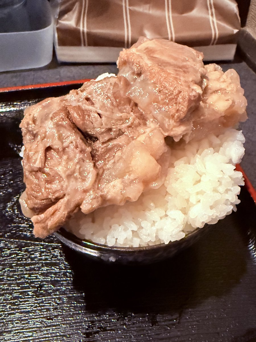 Tadaiwai's tweet photo. 2026.7.25
埼玉県川越市
【秋田ラーメンはま👹】

限定B
⚫︎潮チャーシュー麺（怪獣盛り）
（パイカ・セロリ・ニンニク）

豚バラ軟骨のパイカが麺の上にドーン🤣

これだけでも十分すごい！と思ったら…

いやいや、スープの中にもゴロゴロ、ドドドドーン‼️🤣

パイカ、パイカ、パイカ😍

ホロホロに煮込まれたパイカを、小ライス特盛の上にもドーンしたら、パイカ丼の完成！😆