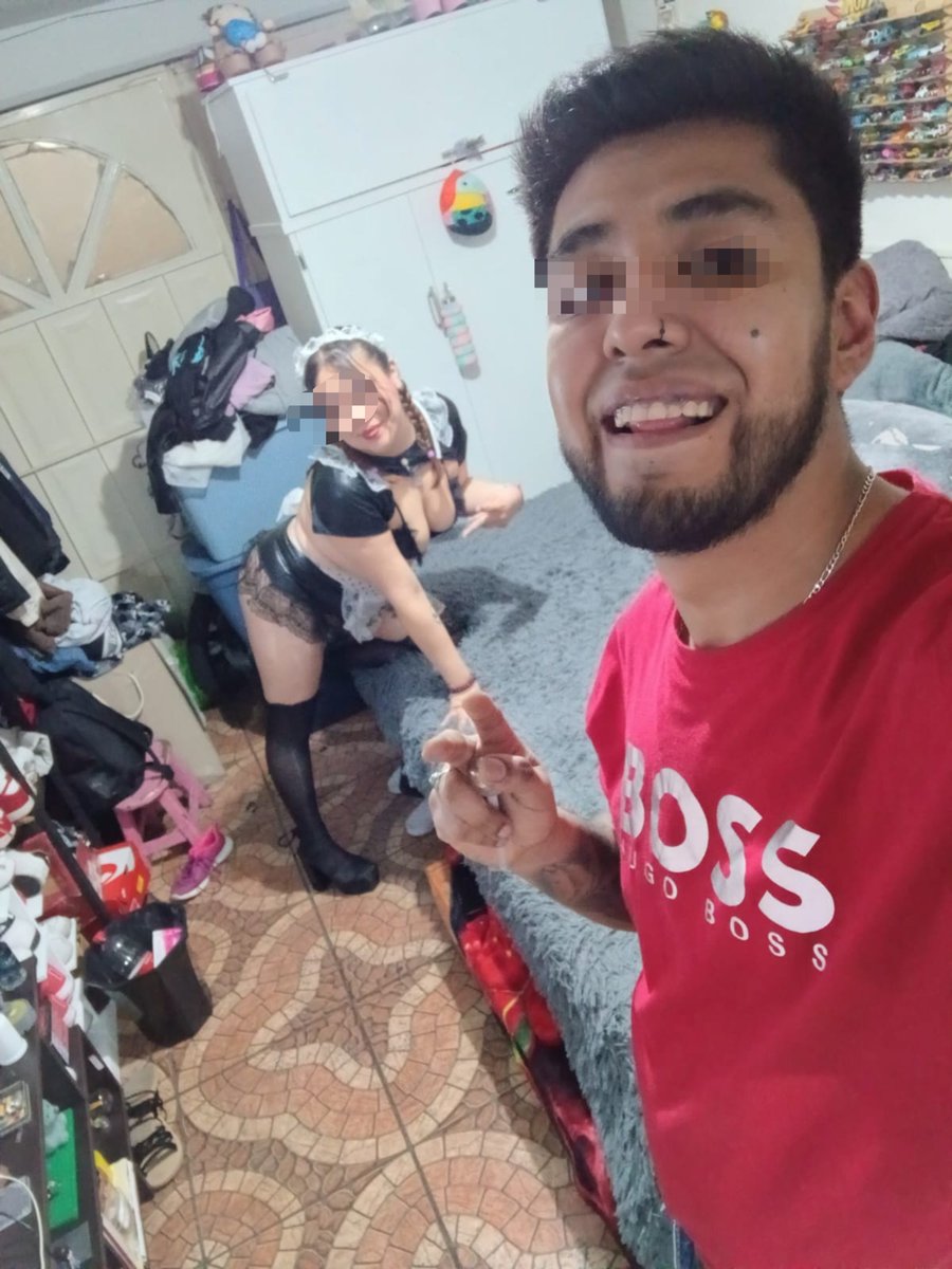 garciajar420's tweet photo. Chicos les presento a mi esposa,mi madrastra,mi cómplice,mi novia,mi amiga con la que puedo compartir mis fantasias sin problema alguno. Me daba pena decir que me excitaba bastante que nos vieran coger, mi esposa siempre desde antes que hubiera relacion entre nosotros siempre se ha vestido muy sexy y provocativa y en la calle pasaban y le miraban y chiflaban y aún que yo celoso enojado, pero en el fondo me encanta que la miren que la morbosen me excitaba saber que luego andaba medio desnuda y la observaban por las ventanas y se masturbaban, poco a poco se desenvuelve al igual que yo debo confesar que es muy rico verla coger cuando hacemos trios