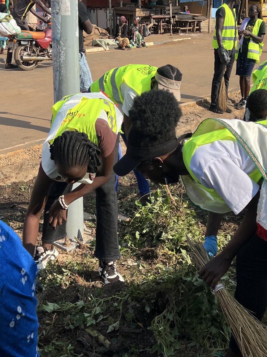 Prospatricia's tweet photo. Cleanliness is everyone’s responsibility 
Let’s thrive and let the pearl shine 
Tourism queens of northern Uganda together with the youth take on the task today. Cleaning Lira city https://t.co/dSaZTFXbKu