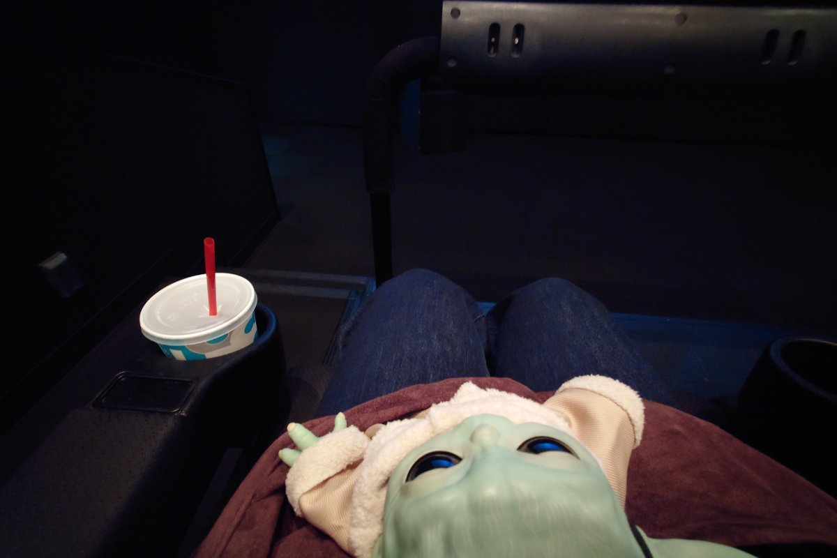 moby_bell's tweet photo. これは4DX3Dを鑑賞した時

「ﾌﾞﾌﾞﾌﾞﾌﾞﾌﾞ(🍿買ってもらえませんでした、映画の中のぐーは食べてるのに)」

 #グローグーのいる生活 https://t.co/5pq46i4BtK