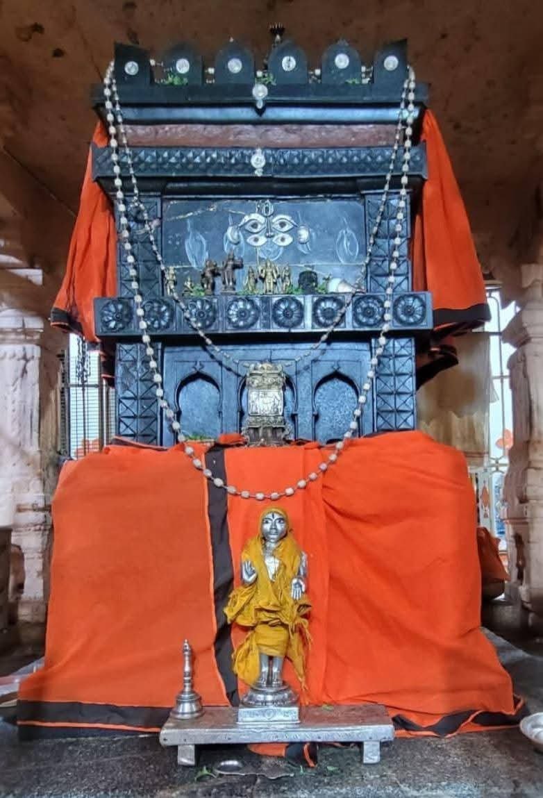 SGurumathaji's tweet photo. Guruve sharanam Shri raghavendra swamy blessings to all Jeeva Rashi 🙏🏻🙏🏻🙏🏻 https://t.co/Be3jQufu5f