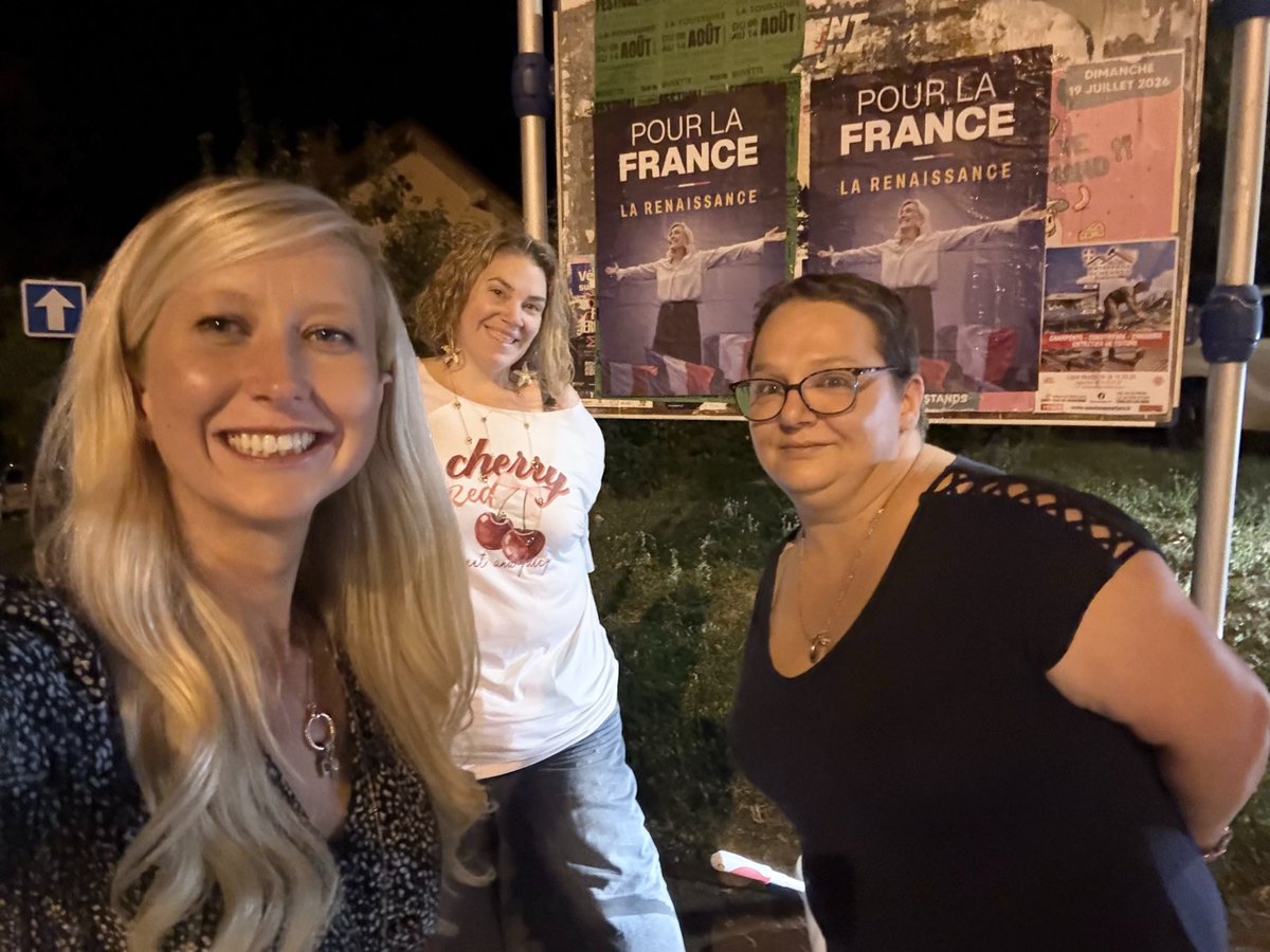 M_Dauchy's tweet photo. 🚀🇫🇷 La mobilisation continue à Saint Jean de #Maurienne avec un collage entre filles !

Rejoignez-nous sur https://t.co/OTLNsrBHN6 pour soutenir notre candidate @MLP_officiel ! https://t.co/4RkNlTLpmM