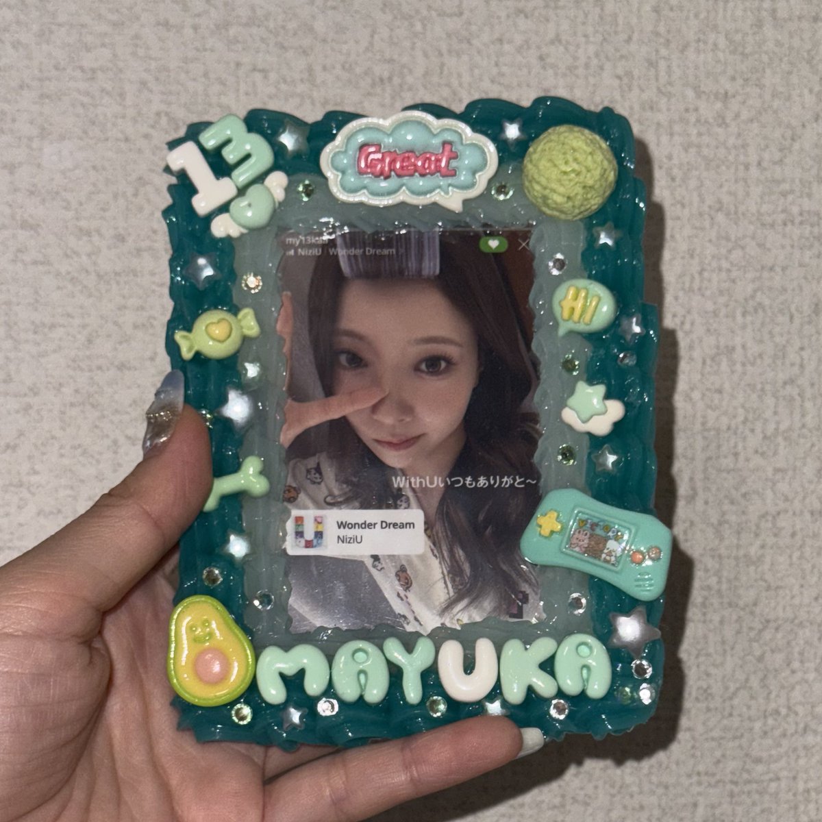 rn_my_32's tweet photo. 天才的に可愛いおにゅーのトレカケースはみなちゃん@mina_mayaka から💝
まじでセンス良すぎて😍😍😍✨✨✨
お気に入りの前髪カーラーまゆちをセットしたら相性良すぎてニヤけた💚💚
トレカケースもステッカーも、素敵なソンムルありがとう🥹🫶🏻 https://t.co/5Qhtkb9qbS
