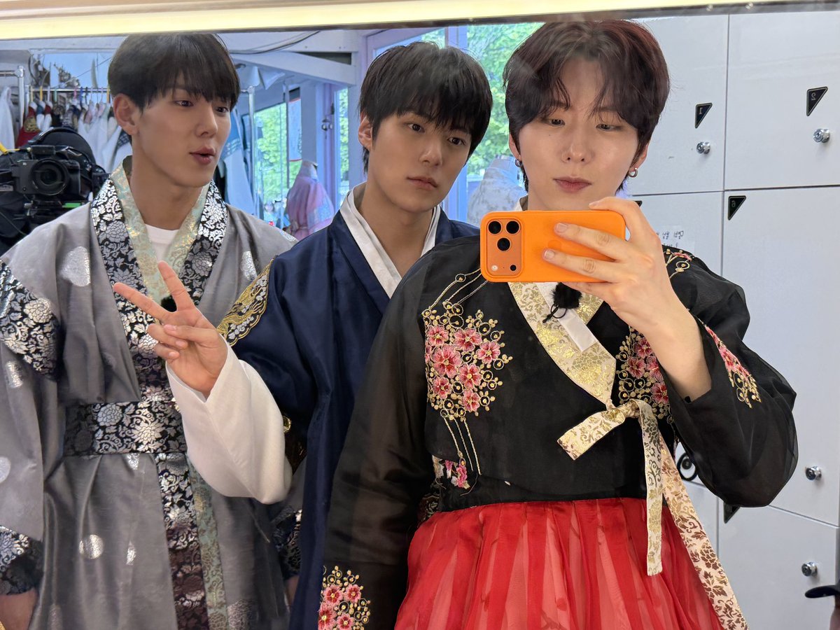 MONSTAXBASE's tweet photo. Kihyun on Berriz (with Shownu and Minhyuk) #기현 #KIHYUN #셔누 #SHOWNU #민혁 #MINHYUK (1/2) https://t.co/znP1ULqwNF