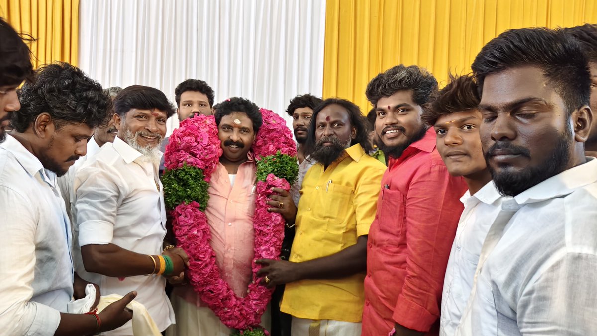 KKSelvakumaroff's tweet photo. இன்றைய தினம் 25.07.2025,சனிக்கிழமை - திருச்சி மாவட்டம், திருவரங்கம் சட்டமன்றத் தொகுதியின் முன்னாள் சட்டமன்ற உறுப்பினரும், எந்நாளும் மக்களின் அன்பைப் பெற்ற மண்ணின் மைந்தருமான அண்ணன் @MPalaniyandiMLA அவர்களை நேரில் சந்தித்து, பொன்னாடை போர்த்தி எனது உளம் கனிந்த பிறந்தநாள் நல்வாழ்த்துக்களைத் தெரிவித்துக் கொண்டேன்! 

எளிமையின் உருவமாகவும், மக்கள் தொண்டையே தன் மூச்சாகவும் கொண்டு திருவரங்கம் தொகுதி மக்களின் விடிவெள்ளியாய்த் திகழும் அண்ணன் அவர்களுக்கு எனது நெஞ்சார்ந்த பிறந்தநாள் வாழ்த்துகள்!

மக்களுக்காக அவர் ஆற்றிய அர்ப்பணிப்புமிக்க பணிகள், தொகுதியின் வளர்ச்சிக்காக எடுத்த தீவிர முயற்சிகள் மற்றும் எளிய மக்களிடமும் காட்டும் அளப்பரிய அன்பு என்றும் போற்றத்தக்கது.

எப்பொழுதும் புன்னகையோடும் இன்முகத்தோடும் அனைவரையும் அரவணைக்கும் அண்ணன் மொ. பழனியாண்டி அவர்கள், நீடூழி வாழ வேண்டும் என எல்லாம் வல்ல இறைவனை வேண்டுகிறேன்.

நலத்தோடும், மன நிறைவோடும், நீண்ட ஆயுளோடும் மக்கள் தொண்டைத் தொடர அண்ணனுக்கு மீண்டும் ஒருமுறை எனது இனிய பிறந்தநாள் வாழ்த்துகள்!
