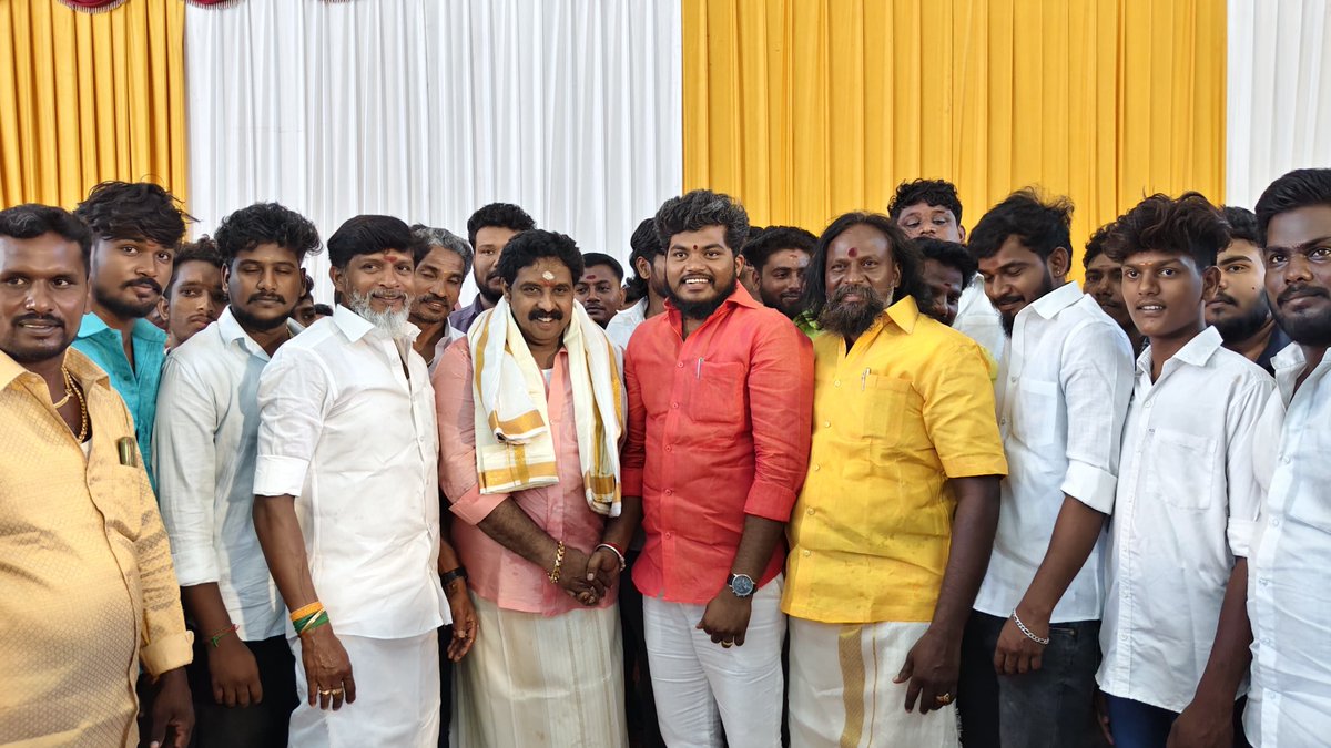 KKSelvakumaroff's tweet photo. இன்றைய தினம் 25.07.2025,சனிக்கிழமை - திருச்சி மாவட்டம், திருவரங்கம் சட்டமன்றத் தொகுதியின் முன்னாள் சட்டமன்ற உறுப்பினரும், எந்நாளும் மக்களின் அன்பைப் பெற்ற மண்ணின் மைந்தருமான அண்ணன் @MPalaniyandiMLA அவர்களை நேரில் சந்தித்து, பொன்னாடை போர்த்தி எனது உளம் கனிந்த பிறந்தநாள் நல்வாழ்த்துக்களைத் தெரிவித்துக் கொண்டேன்! 

எளிமையின் உருவமாகவும், மக்கள் தொண்டையே தன் மூச்சாகவும் கொண்டு திருவரங்கம் தொகுதி மக்களின் விடிவெள்ளியாய்த் திகழும் அண்ணன் அவர்களுக்கு எனது நெஞ்சார்ந்த பிறந்தநாள் வாழ்த்துகள்!

மக்களுக்காக அவர் ஆற்றிய அர்ப்பணிப்புமிக்க பணிகள், தொகுதியின் வளர்ச்சிக்காக எடுத்த தீவிர முயற்சிகள் மற்றும் எளிய மக்களிடமும் காட்டும் அளப்பரிய அன்பு என்றும் போற்றத்தக்கது.

எப்பொழுதும் புன்னகையோடும் இன்முகத்தோடும் அனைவரையும் அரவணைக்கும் அண்ணன் மொ. பழனியாண்டி அவர்கள், நீடூழி வாழ வேண்டும் என எல்லாம் வல்ல இறைவனை வேண்டுகிறேன்.

நலத்தோடும், மன நிறைவோடும், நீண்ட ஆயுளோடும் மக்கள் தொண்டைத் தொடர அண்ணனுக்கு மீண்டும் ஒருமுறை எனது இனிய பிறந்தநாள் வாழ்த்துகள்!