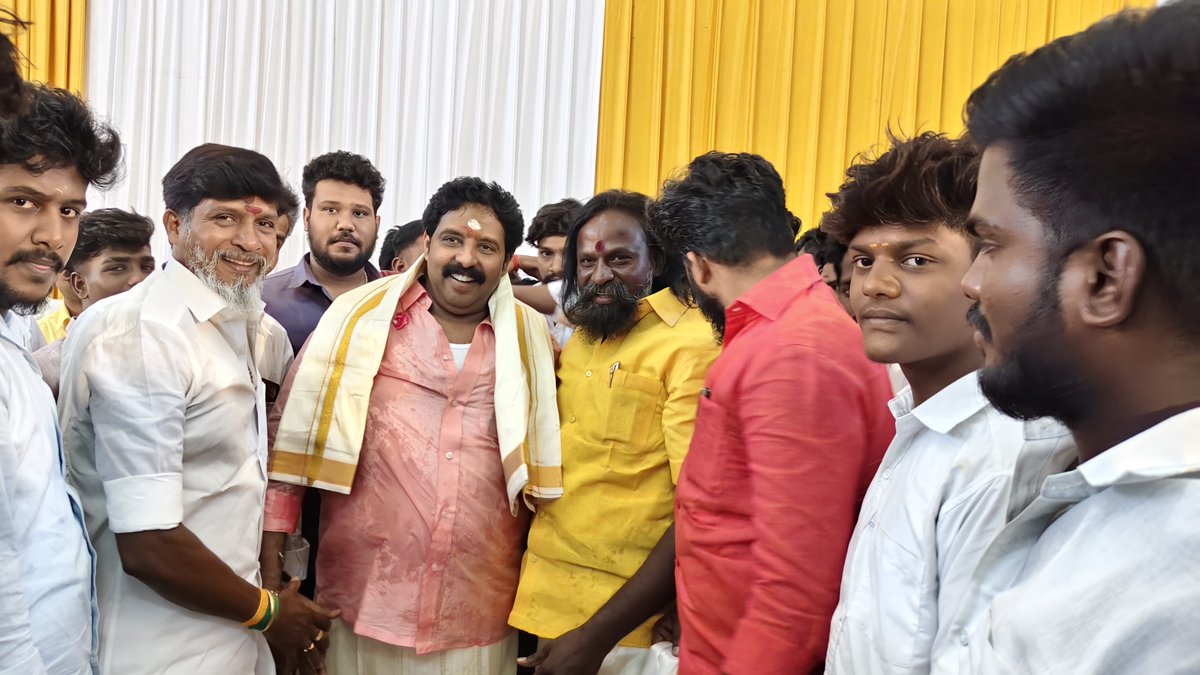 KKSelvakumaroff's tweet photo. இன்றைய தினம் 25.07.2025,சனிக்கிழமை - திருச்சி மாவட்டம், திருவரங்கம் சட்டமன்றத் தொகுதியின் முன்னாள் சட்டமன்ற உறுப்பினரும், எந்நாளும் மக்களின் அன்பைப் பெற்ற மண்ணின் மைந்தருமான அண்ணன் @MPalaniyandiMLA அவர்களை நேரில் சந்தித்து, பொன்னாடை போர்த்தி எனது உளம் கனிந்த பிறந்தநாள் நல்வாழ்த்துக்களைத் தெரிவித்துக் கொண்டேன்! 

எளிமையின் உருவமாகவும், மக்கள் தொண்டையே தன் மூச்சாகவும் கொண்டு திருவரங்கம் தொகுதி மக்களின் விடிவெள்ளியாய்த் திகழும் அண்ணன் அவர்களுக்கு எனது நெஞ்சார்ந்த பிறந்தநாள் வாழ்த்துகள்!

மக்களுக்காக அவர் ஆற்றிய அர்ப்பணிப்புமிக்க பணிகள், தொகுதியின் வளர்ச்சிக்காக எடுத்த தீவிர முயற்சிகள் மற்றும் எளிய மக்களிடமும் காட்டும் அளப்பரிய அன்பு என்றும் போற்றத்தக்கது.

எப்பொழுதும் புன்னகையோடும் இன்முகத்தோடும் அனைவரையும் அரவணைக்கும் அண்ணன் மொ. பழனியாண்டி அவர்கள், நீடூழி வாழ வேண்டும் என எல்லாம் வல்ல இறைவனை வேண்டுகிறேன்.

நலத்தோடும், மன நிறைவோடும், நீண்ட ஆயுளோடும் மக்கள் தொண்டைத் தொடர அண்ணனுக்கு மீண்டும் ஒருமுறை எனது இனிய பிறந்தநாள் வாழ்த்துகள்!