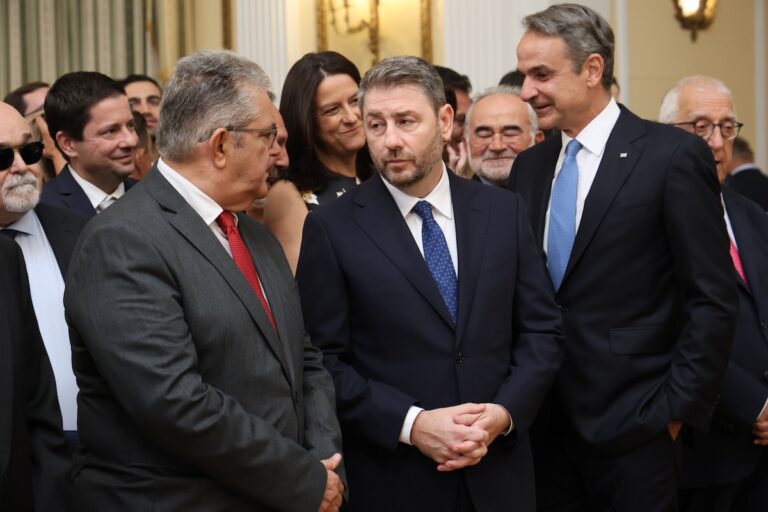 PacMur's tweet photo. Να βρείτε κάποια να σας κοιτάζει όπως κοιτάζει η Κεραμέως τον Μητσοτάκη. https://t.co/dpEEK85KKW