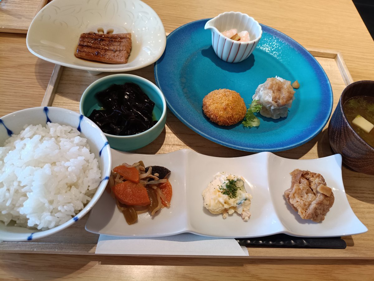 aliceblue1963's tweet photo. 先日の天童温泉でのランチは
「Tenpo TAKINOYU KITCHEN with YUKIHIRA COFFEE」にて
お惣菜ランチ1300円なり
ご飯は大盛りでも同じお値段
卵焼きは別注文
また行ってみたい
そしてご飯も大盛りにしよう https://t.co/8KtwlpMrlq